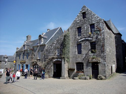 locronan-place-de-leglise