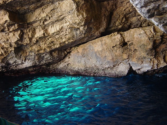 blue-grotto-590335_640