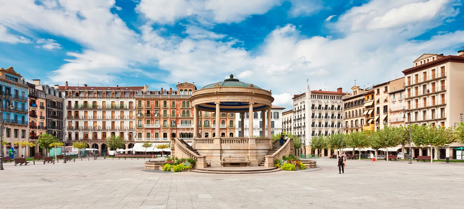 plaza-castillo-pamplona-c-DeymosHR-s113082760