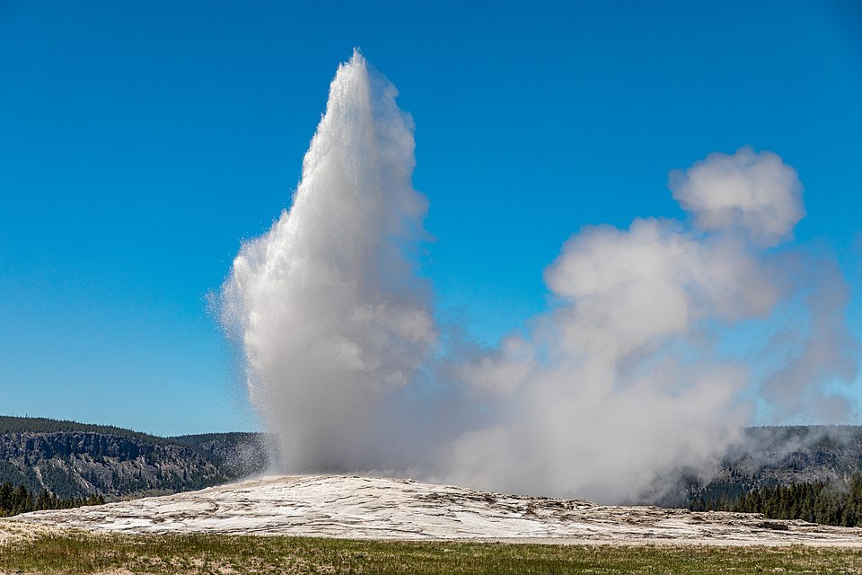 960px-Yellowstone_National_Park_(WY,_USA),_Old_Faithful_Geyser_--_2022_--_2599