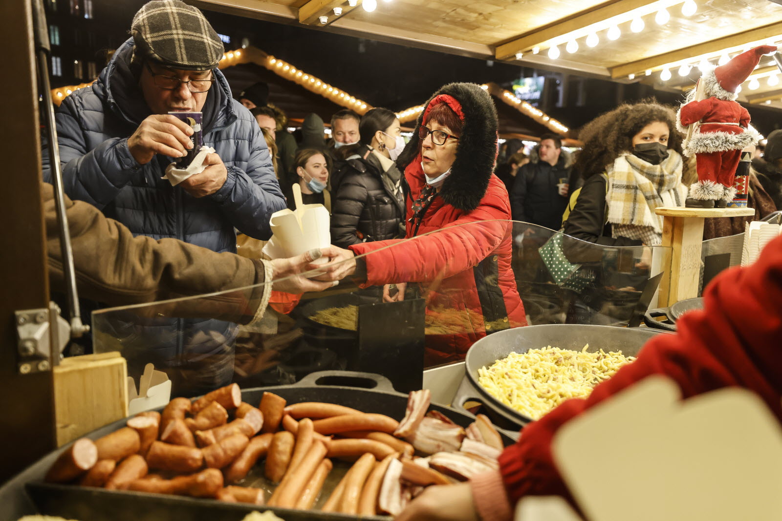 au-marche-de-noel-de-strasbourg-on-ne-mange-que-dans-les-zad